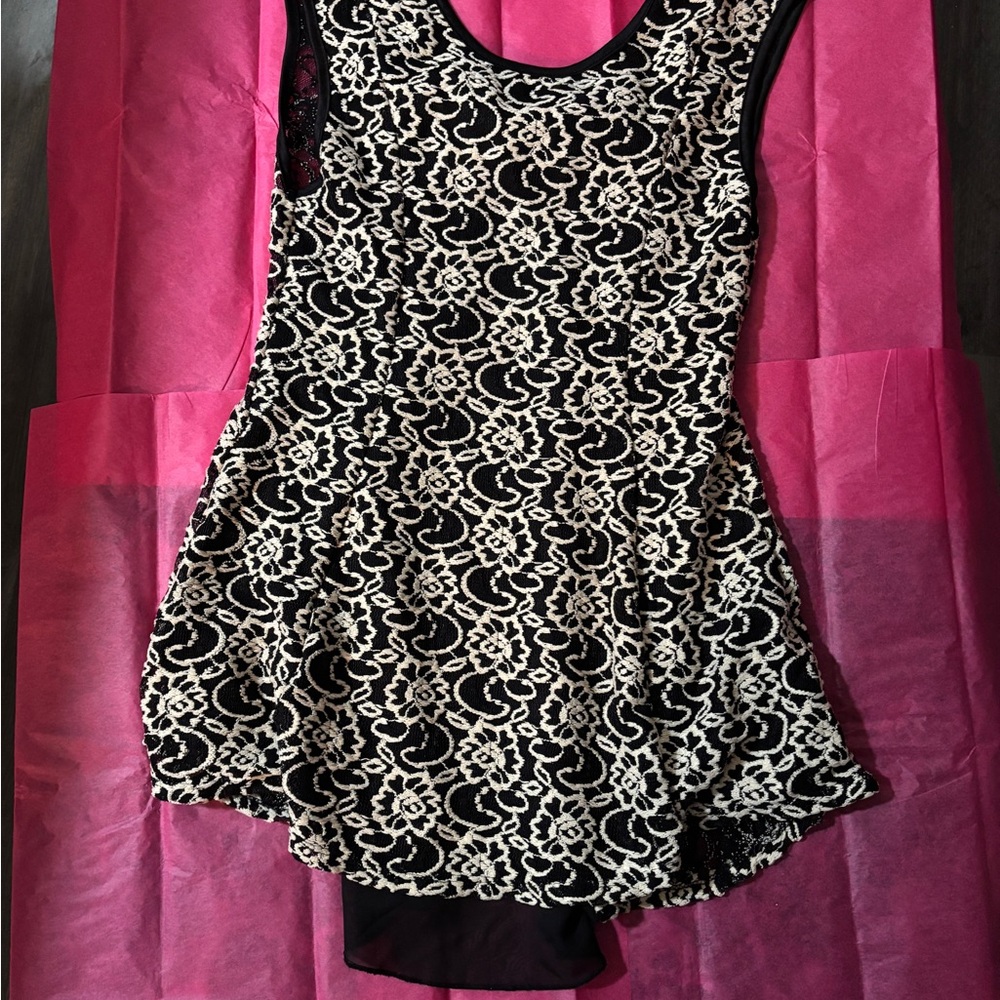 Julie's Closet Black and White Fit and Flare Sleeveless Blouse